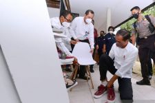 Siap-siap Viral! Presiden Jokowi Beli Sepatu Tenun di Bazaar Mandalika - JPNN.com Bali