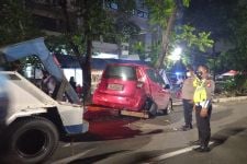 Tabrak Satu Keluarga, Tommy Kabur, Jenazah Balita Tersangkut di Atap Mobil Pelaku - JPNN.com Jatim