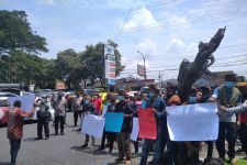 Geruduk Kantor DPRD Lumajang, Ratusan Orang Minta Pelaku Pembuangan Sesajen Dibeginikan - JPNN.com Jatim