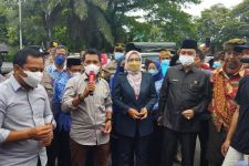 Pimpinan DPRD Lumajang Mendukung Aspirasi Pendemo Terhadap Pelaku Pembuangan Sesajen - JPNN.com Jatim