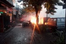 Kabel Milik PLN Terbakar, Damkar Kota Yogyakarta Bergerak, Lihat Kobaran Apinya - JPNN.com Jogja