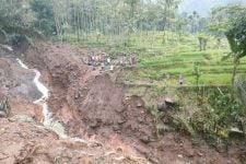 Sudah Ditimpa Banjir dan Longsor, Probolinggo Juga Diterjang Angin Puting Beliung, Lihat Dampaknya - JPNN.com Jatim