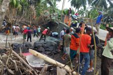 Jembatan Terancam Putus Diterjang Banjir Lahar Semeru, Warga Pasang Bronjong - JPNN.com Jatim