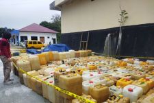 Resahkan Warga Labuan Bajo, Polisi Bekuk Penimbun 9,1 Ton Minyak Tanah, Pelaku Lainnya Segera Ditangkap - JPNN.com Bali