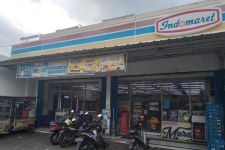 Penjaga Indomaret Kena Prank, Minyak Goreng Dibatasi, Pembeli Malah Bawa Satu Keluarga - JPNN.com Jateng