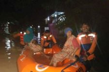 Hujan lebat Berjam-jam, Tiga Desa di Kabupaten Cirebon Terendam Banjir - JPNN.com Jabar