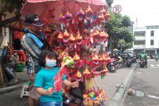Imlek Dizinkan, Pedagang Mainan Barongsai di Pasar Gedhe Merasa Senang - JPNN.com Jateng