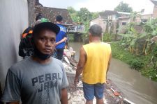 Tebing Sungai Kali Jenes Solo Longsor, 4 Rumah Ambrol, 13 Warga Mengungsi - JPNN.com Jateng