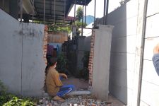 Depan Rumah Ditembok Pengembang, Warga Singosari Malang Terpaksa Bongkar Bangunan Sendiri - JPNN.com Jatim