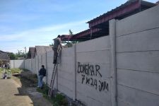 Tembok Penghalang Akses Warga di Singosari Malang Akhirnya Dibongkar - JPNN.com Jatim