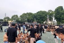 Polisi Amankan Pedemo yang Naik ke Patung Macan Lodaya di Mapolda Jabar - JPNN.com Jabar