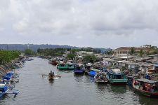 Cuaca Buruk, 7 Hari Ribuan Nelayan Cilacap Tak Melaut, Pasokan Ikan Terancam - JPNN.com Jateng