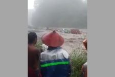 24 Truk Penambang Pasir Terjebak Banjir Lahar Dingin di Kali Boyong, Begini Kondisinya - JPNN.com Jogja