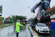 Lagi, Baliho Raksasa di Sleman Tak Kuasa Menahan Cuaca Ekstrem - JPNN.com Jogja