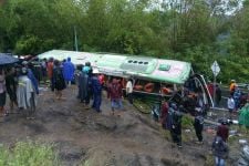 Polisi Olah TKP Kecelakaan Bus Pariwisata di Imogiri, Apa Penyebab Kecelakaan? - JPNN.com Jogja