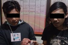 Dua Pemuda Asal Kediri Digeledah, Eh, Ada Paket Terlarang di Sandal - JPNN.com Jatim