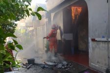 Rumah Semi Permanen di Kupang Gunung Timur Dilalap Jago Merah, Lantai 2 Ludes Terbakar - JPNN.com Jatim