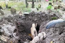 Meninggal Pas Jumat Legi, Tali Pocong di Pemakaman Umum Tulangan Sidoarjo Dicuri, Kuburan Terbongkar - JPNN.com Jatim
