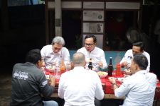 Sambil Berdiskusi di Perayaan HPN, Wali dan Wakil Wali Kota Bogor Traktiran Wartawan Makan Mi Ayam - JPNN.com Jabar