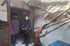 Rumah Kakek Sebatang Kara di Tambaksari Surabaya Ambruk, Pemkot Gerak Cepat - JPNN.com Jatim