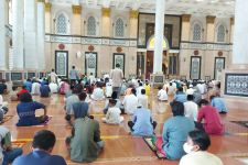 Akibat Lonjakan Kasus Covid-19, Kunjungan Peziarah ke Masjid Kubah Emas Depok Merosot Tajam - JPNN.com Jabar