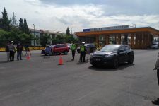 Ratusan Kendaraan Diputarbalikkan di Hari Pertama Ganjil-Genap, Paling Banyak di Gerbang Tol Ini - JPNN.com Jabar