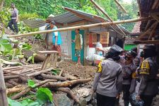 Hujan Lebat Membuat Tanah Longsor di Kulon Progo, Kapolres Langsung Meluncur ke Lokasi - JPNN.com Jogja