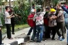 Buruh Demo di Rungkut Industri Surabaya Dikeroyok Ratusan Preman, Diduga Sewaan Perusahaan - JPNN.com Jatim