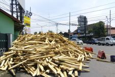 Truk Tronton Terguling di Pertigaan Maguwo, Ribuan Kayu Berserakan di Jalan - JPNN.com Jogja