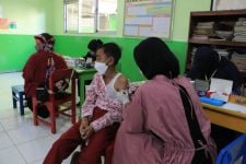 Kapolda DIY Meninjau Langsung Vaksinasi di SD Bleber Prambanan - JPNN.com Jogja