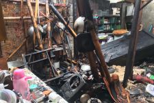 Pergi dan Lupa Matikan Kompor, Pemilik Rumah di Gowok Harus Kehilangan Dapur, Api Menyebar Cepat - JPNN.com Jogja