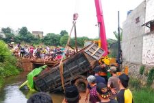 Gegara Mengikuti Panduan Google Maps, Truk Bermuatan Batu Terperosok Kali Telaga Rengas - JPNN.com Jabar