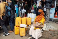 Penyaluran 23 Ribu Liter Minyak Goreng Murah di Tiga Pasar Tradisional Diserbu Warga - JPNN.com Jabar