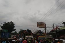 Aksi Ratusan Sopir Truk Buat Lumpuh Jalan Raya Semarang-Ungaran, Tuntutannya Tegas  - JPNN.com Jateng