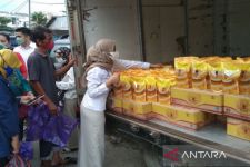 Minyak Goreng Langka, Kemendag Kirim 33.840 Liter ke Kendari - JPNN.com Sultra
