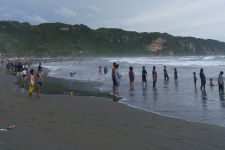 Libur Panjang Akhir Pekan, Sebegini Jumlah Wisatawan yang Melancong ke Parangtritis - JPNN.com Jogja
