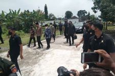 15 Menit Berarti Kehadiran Jokowi di Liang Lahad Pakdenya, Juru Makam Bilang Begini - JPNN.com Jateng