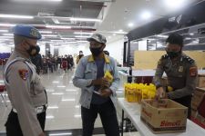 Polresta Bogor Kota Membagikan 1000 Liter Minyak Goreng Gratis, untuk Warga yang Mengikuti Vaksinasi - JPNN.com Jabar