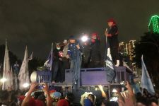 Demo Sampai Malam, Buruh Kecewa Tak Ditemui Gubernur Khofifah - JPNN.com Jatim