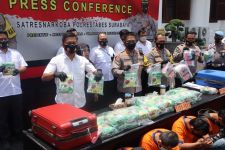 Polisi Sita 3 Koper Berisi Puluhan Gram Narkoba dan Ribuan Pil Koplo Jaringan Kurir Timur Tengah - JPNN.com Jatim