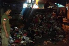 Diduga Kelebihan Muatan, Mobil Pengangkut Sampah Terguling di Tanjakan Jalan Bulak Timur Depok - JPNN.com Jabar