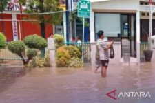 Giliran Sampang Dilanda Banjir Akibat Luapan Air Kali Kamoning, Sepinggang Orang Dewasa - JPNN.com Jatim