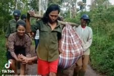 Miris, Ibu Hendak Melahirkan Ditandu Akibat Akses Jalan Sulit di Kabupaten Bandung - JPNN.com Jabar