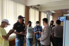 Tarik Paksa Kendaraan Warga, 5 Debt Collector Diamankan Polres Metro Depok - JPNN.com Jabar