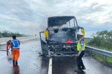 2 Insiden di Tol Pandaan-Malang dalam 3 Hari, Bus Terbakar Hingga Tebing Longsor - JPNN.com Jatim