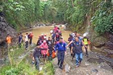Gegera Terpeleset Saat Membersihkan Sampah, Seorang Kakek di Bogor Tewas Tenggelam di Sungai Ciliwung - JPNN.com Jabar