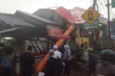 Akibat Hujan Deras dan Angin Kencang, Kantor PAC Gerindra Tertimpa Baliho Setinggi 20 Meter - JPNN.com Jabar
