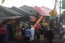 Baliho yang Menimpa 5 Ruko dan Kantor PAC Gerindra Kota Depok Tak Berizin? - JPNN.com Jabar
