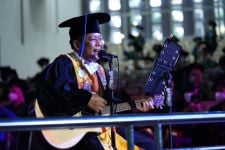 Aksi Rektor USU Muryanto Amin Naik Stage Hibur Wisudawan, Suasana Pecah Seketika - JPNN.com Sumut