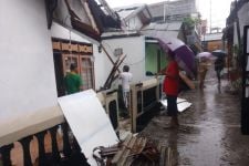 Diterjang Hujan Deras dan Angin Kencang, Sejumlah Rumah Warga di Kelurahan Tugu Porak-Poranda - JPNN.com Jabar